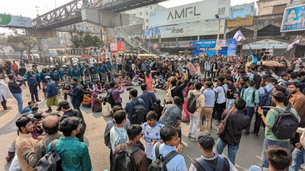 সায়েন্সল্যাব অবরোধ, যান চলাচল বন্ধ