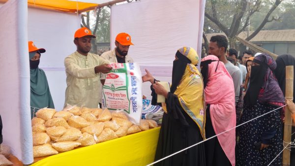 মুন্সীগঞ্জে বিক্রমপুর মানবসেবা ফাউন্ডেশনের উদ্যোগে ১০ টাকায় ইফতার সামগ্রী পেলো ৫০০ পরিবার