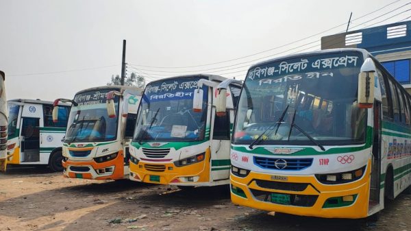 ‎শ্রমিক মারধরের প্রতিবাদে হবিগঞ্জে বাস বন্ধ