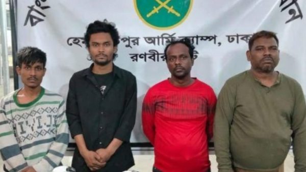 সাভারে সেনাবাহিনীর অভিযানে ৪ দুর্ধর্ষ ছিনতাইকারী গ্রেপ্তার