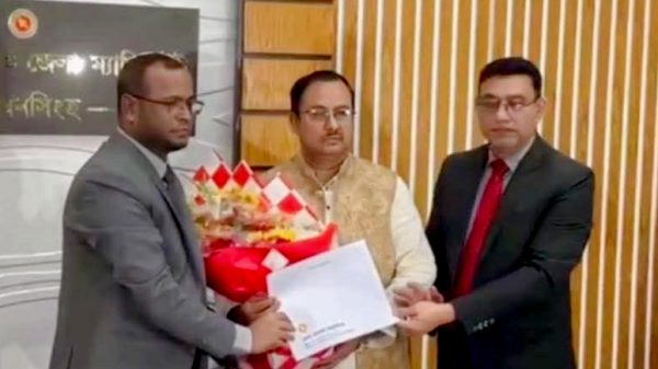 ভালুকায় নবনির্বাচিত এমপির হাতে ফলাফল তুলে দিলেন ডিসি, উৎসবমুখর পরিবেশ