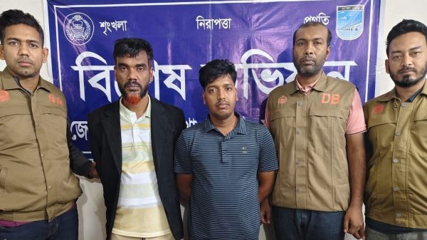 সাভারে ডিবির অভিযানে ভেস্তে গেল আইএমইআই পরিবর্তনের মহোৎসব।