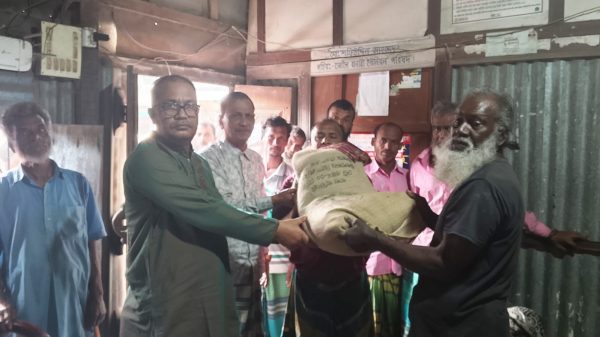 টঙ্গীবাড়ীতে ২০০ জেলে পরিবার পেল ভিজিএফ চাউল