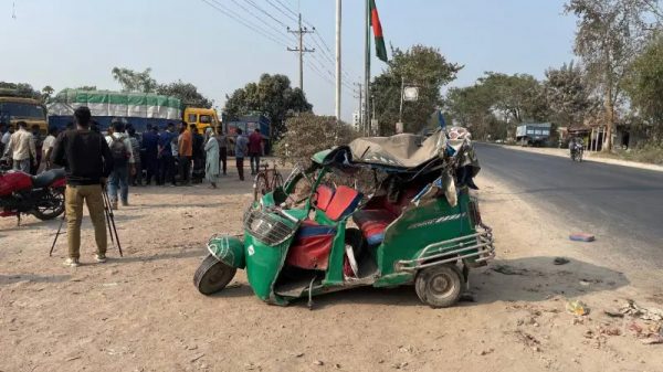 কুষ্টিয়ায় সড়ক দুর্ঘটনায় নিহত ৫