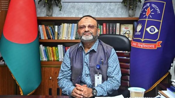 লাল পাসপোর্ট জমা দিয়েছেন ঢাবি ভিসি