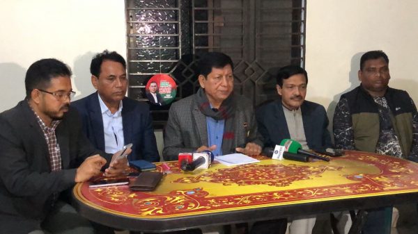 সাঁথিয়ার ইউএনওর পক্ষপাতিত্বের অভিযোগে সংবাদ সম্মেলন করলেন বিএনপির প্রার্থী ভিপি শামসুর রহমান