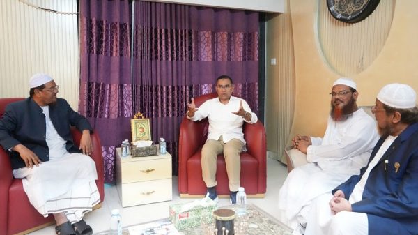 চরমোনাই পীরের বাসায় তারেক রহমান