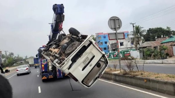 বগুড়ায় মাইক্রোবাসের সিলিন্ডার বিস্ফোরণে প্রাণ গেল ৩ যাত্রীর