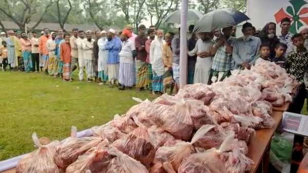 টঙ্গীবাড়িতে ১০ টাকায় এক কেজি গরুর মাংস, মুখে হাসি অসহায় মানুষের