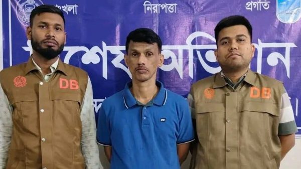 সাভারে ডিবির অভিযানে ১০০ পিস ইয়াবাসহ মাদক কারবারি আটক