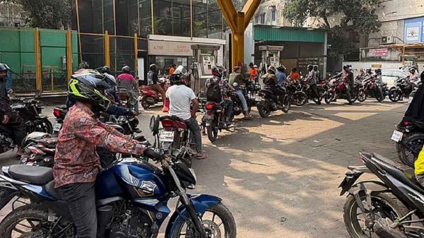 জ্বালানি সংকট, পথে পথে কর্মমুখী মানুষের ভোগান্তি