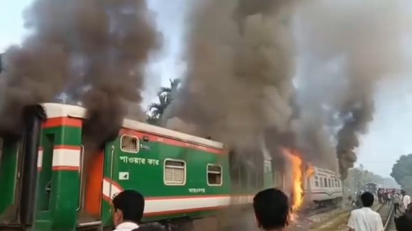 সীতাকুণ্ডে চলন্ত ট্রেনে আগুন চার ঘণ্টা পর আগুন নিয়ন্ত্রণে আনে ফায়ার সার্ভিস