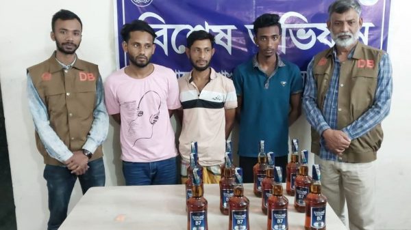 সাভারে ডিবি'র অভিযানে মাদকসহ ৩ ব্যবসায়ী গ্রেফতার