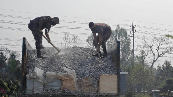‎হবিগঞ্জে বিজিবির অভিযানে ট্রাক ভর্তি পাথরের নিচে লুকানো ২ কোটি ৪ লক্ষ টাকার ভারতীয় কসমেটিকস জব্দ