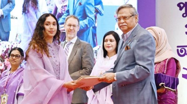 খালেদা জিয়া ‘শ্রেষ্ঠ অদম্য নারী’ সম্মাননা গ্রহণ করলেন জাইমা রহমান