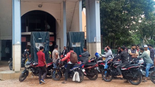 পাবনার বেড়ায় তেল সিন্ডিকেটের হোতা ফজলুর রহমান ফকিরের লিনজা ফিলিং স্টেশন