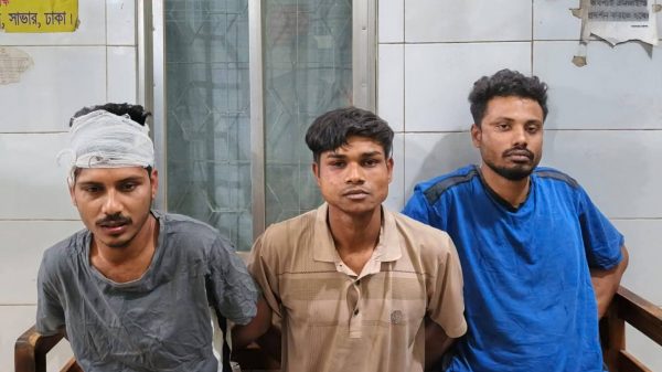 সাভারে যাত্রীবেশে অটোরিকশা ছিনতাইকালে ৩ সদস্যের চক্র আটক