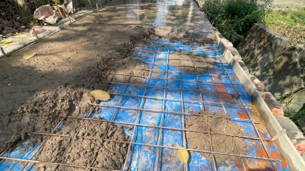 টঙ্গীবাড়িতে সরকারি সড়কে নিম্নমানের সামগ্রী ব্যবহারের অভিযোগ