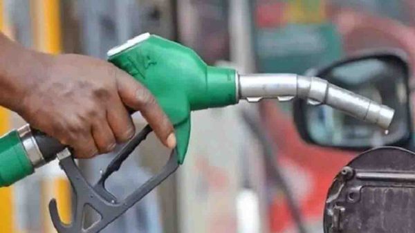 যানবাহনে তেল নেওয়ার সীমা বেঁধে দিল বিপিসি