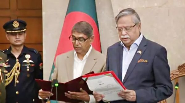 নতুন মন্ত্রী হিসেবে শপথ নিলেন আহমেদ আযম খান