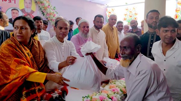 টঙ্গীবাড়ীতে খালেদা জিয়ার রুহের মাগফেরাত কামনায় দোয়া ও দুস্থদের মাঝে ঈদ সামগ্রী বিতরণ