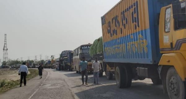 ঢাকা-সিলেট মহাসড়কে প্রাণ গেল পথচারীর, ক্ষোভে অবরোধে দীর্ঘ যানজট