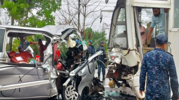 বাস-মাইক্রোবাসের ভয়াবহ সংঘর্ষে নিহত ১৩