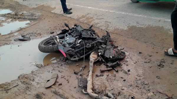 বাহুবলে মোটরসাইকেল-তেলের লড়ির মুখোমুখি সংঘর্ষে আরোহীর মৃত্যু