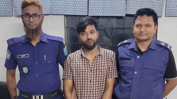 সাভারে বিদেশী পিস্তলসহ দুর্ধর্ষ সন্ত্রাসী মারুফ গ্রেফতার