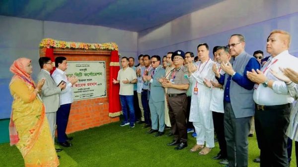 বগুড়া জেলা ও দায়রা জজ আদালতে নবনির্মিত আইনজীবী ভবনের নামফলক উন্মোচন
