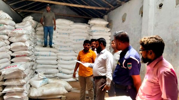 শৈলকুপায় অবৈধ সার মজুদের দায়ে দুই ডিলারের ৫০,০০০ টাকা অর্থদণ্ড