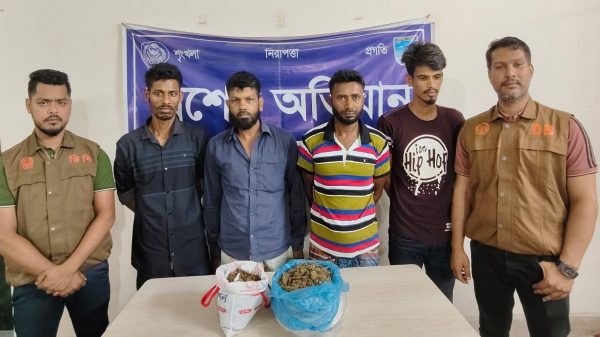 আশুলিয়ায় ডিবি উত্তরের বড় সাফল্য: দেড় কেজি গাঁজাসহ ৪ মাদক কারবারি গ্রেফতার