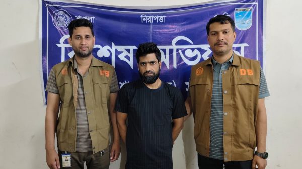 সাভারে ডিবির অভিযানে ৫৬ পিস ইয়াবাসহ ০১ জন মাদক ব্যবসায়ী গ্রেফতার