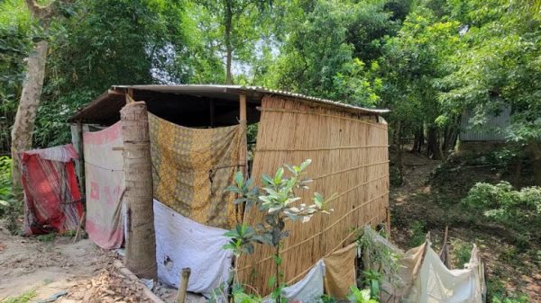 রাস্তার পাশে ঝুপড়ি ঘরে মানবেতর জীবন কবির-রাশেদা দম্পতির