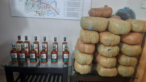 গাজীপুর কোনাবাড়ী মাদকবিরোধী অভিযানে ৬৪ কেজি গাঁজাসহ ১২ বতল বিদেশি মদ উদ্ধার আটক ২