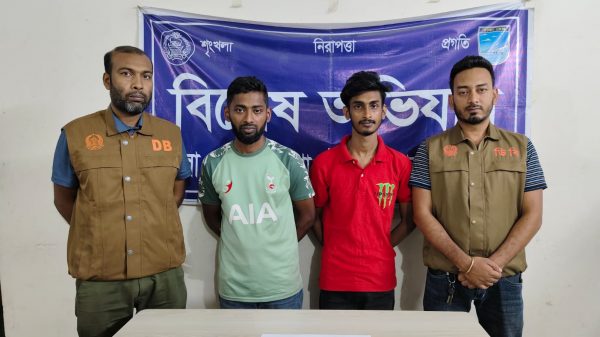 আশুলিয়ায় ১০০ পুড়িয়া হেরোইন সহ ০২ জন পেশাদার মাদক ব্যবসায়ী গ্রেফতার