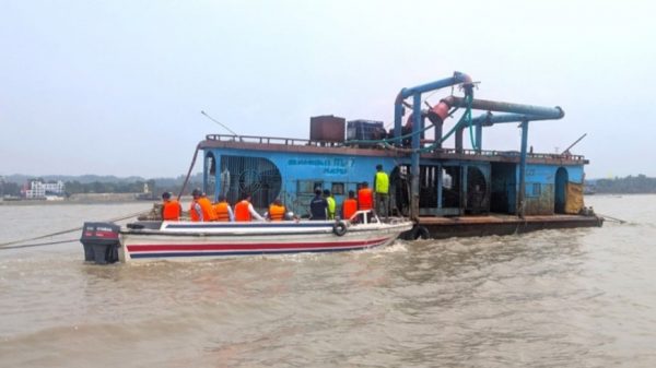 সীতাকুণ্ডে অবৈধভাবে বালু উত্তোল ৫ প্রতিষ্ঠানকে জরিমানা