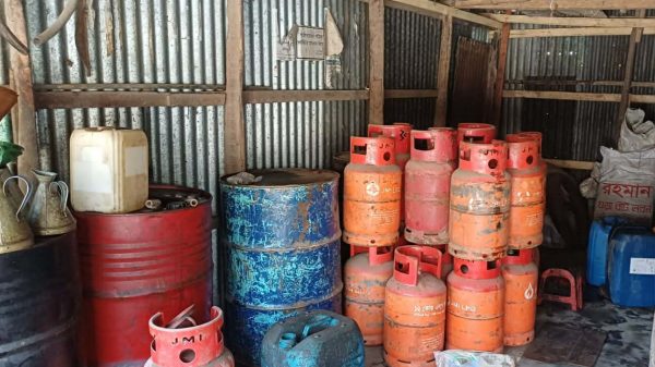 সুন্দরগঞ্জে বেশি দামে গ্যাস সিলিন্ডার বিক্রিতে সাধারণ মানুষের চরম ভোগান্তি